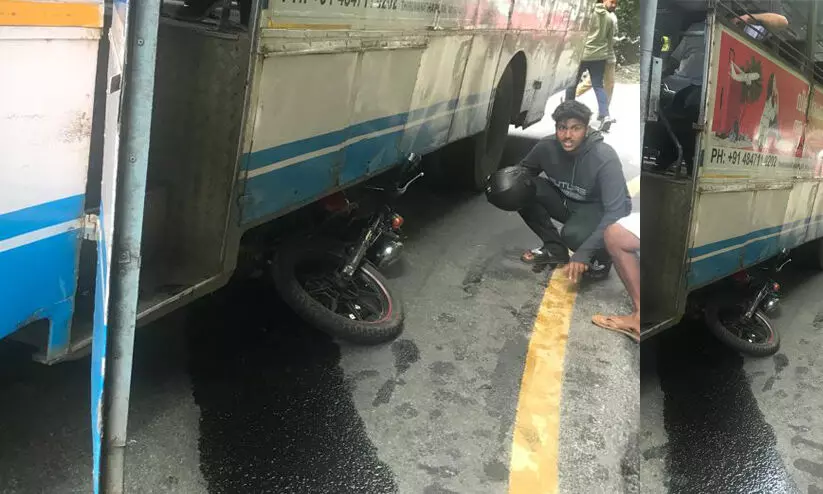 ചുരത്തിൽ ബൈക്ക് ബസിനടിയിൽപെട്ടു; യുവാവ് രക്ഷപ്പെട്ടത് തലനാരിഴക്ക് ചുരത്തിൽ ബൈക്ക് ബസിനടിയിൽപെട്ടു; യുവാവ് രക്ഷപ്പെട്ടത് തലനാരിഴക്ക്