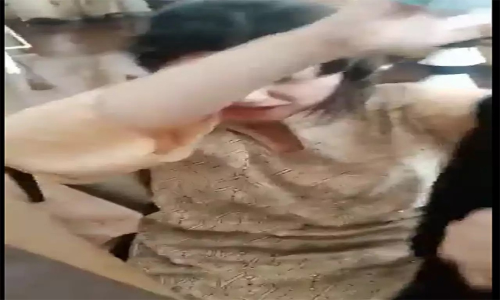 സുഹൃത്തിന്റെ പിതാവിനെ വിവാഹം ചെയ്യാൻ വിസമ്മതിച്ചതിന് ചെരുപ്പ് നക്കിച്ചും മുടിമുറിച്ചും പീഡനം