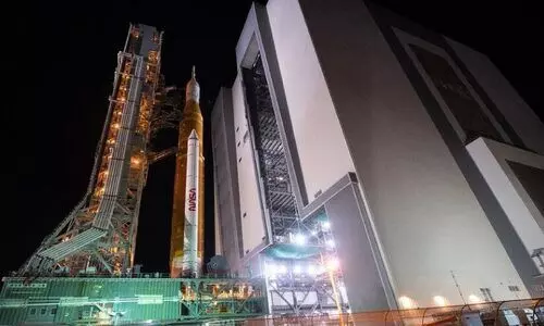 വിക്ഷേപണത്തിനൊരുങ്ങി ചന്ദ്രനിലേക്ക് നാസ റോക്കറ്റ്