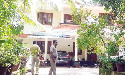 വില്ലേജ് ഓഫിസിലും ജീവനക്കാരന്റെ വീട്ടിലും  വിജിലൻസ് പരിശോധന