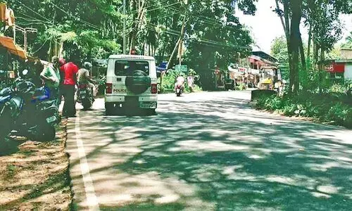 വളവിൽ പൊലീസ് പരിശോധന; ബൈക്ക് തിരിക്കുന്നതിനിടെ അപകടത്തിൽപെട്ട് മൂന്നുപേർക്ക് പരിക്ക്