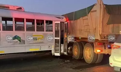 മക്കയിൽ ബസും ട്രക്കും കൂട്ടിയിടിച്ചു 10​ പേർക്ക്​ പരിക്ക്​