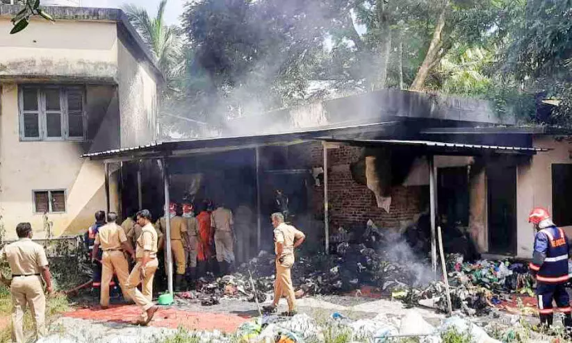 മടവൂരിൽ പ്ലാസ്റ്റിക് സംഭരണകേന്ദ്രം കത്തിനശിച്ചു