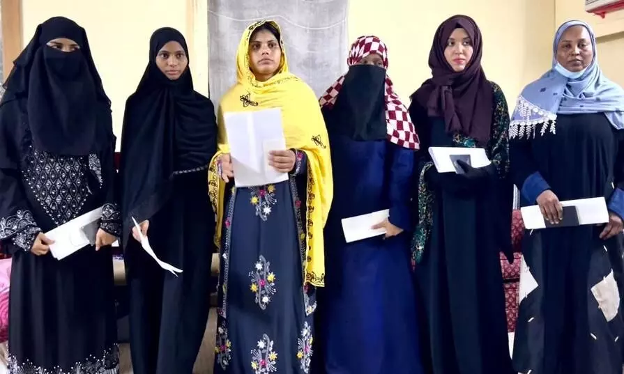 അഭയകേന്ദ്രത്തിൽനിന്ന് ആറ് സ്ത്രീകളെ ഇന്ത്യൻ എംബസി നാട്ടിലയച്ചു അഭയകേന്ദ്രത്തിൽനിന്ന് ആറ് സ്ത്രീകളെ ഇന്ത്യൻ എംബസി നാട്ടിലയച്ചു