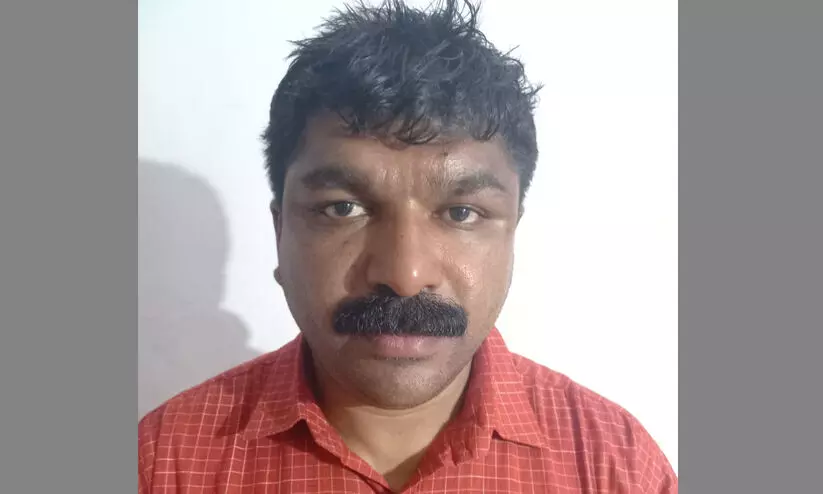 പണയ സ്വർണം എടുത്ത് നൽകാമെന്ന് വിശ്വസിപ്പിച്ച് ജ്വല്ലറി ഉടമയുടെ 3 ലക്ഷം കവർന്നയാൾ പിടിയിൽ പണയ സ്വർണം എടുത്ത് നൽകാമെന്ന് വിശ്വസിപ്പിച്ച് ജ്വല്ലറി ഉടമയുടെ 3 ലക്ഷം കവർന്നയാൾ പിടിയിൽ