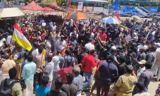 വിഴിഞ്ഞത്ത് സമരം തുടരും; ഏഴിൽ അഞ്ച് ആവശ്യങ്ങൾ അംഗീകരിച്ചു വിഴിഞ്ഞത്ത് സമരം തുടരും; ഏഴിൽ അഞ്ച് ആവശ്യങ്ങൾ അംഗീകരിച്ചു