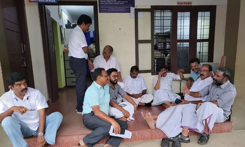 രാഹുല് ഗാന്ധിയുടെ സ്റ്റാഫിന്റെ അറസ്റ്റ്; കോൺഗ്രസ് നേതാക്കൾ പൊലീസ് സ്റ്റേഷൻ ഉപരോധിക്കുന്നു രാഹുല് ഗാന്ധിയുടെ സ്റ്റാഫിന്റെ അറസ്റ്റ്; കോൺഗ്രസ് നേതാക്കൾ പൊലീസ് സ്റ്റേഷൻ ഉപരോധിക്കുന്നു