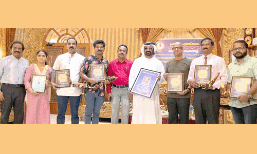 ക​രു​ണ​ശ്രീ​പ്ര​വാ​സി പു​ര​സ്കാ​ര​ങ്ങ​ള്‍ സ​മ്മാ​നി​ച്ചു