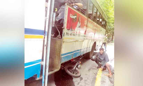 ചു​ര​ത്തി​ൽ ബൈ​ക്ക് ബ​സി​ന​ടി​യി​ൽ​പെ​ട്ടു; യു​വാ​വ് അ​ത്ഭു​ത​ക​ര​മാ​യി ര​ക്ഷ​പ്പെ​ട്ടു