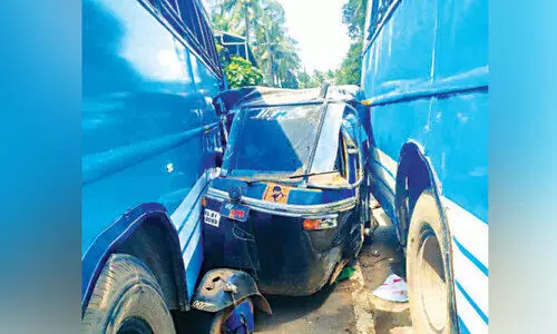 ബ​സു​ക​ൾ​ക്കി​ട​യി​ലേ​ക്ക് ഓ​ട്ടോ ഇ​ടി​ച്ചു​ക​യ​റി