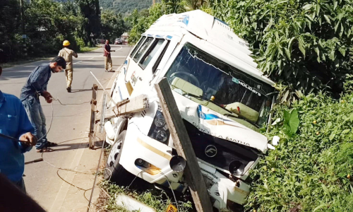 തീ​ർ​ഥാ​ട​ക​രു​ടെ വാ​ഹ​നം മ​റി​ഞ്ഞു