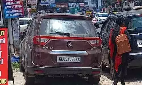 തെരുവു കച്ചവടവും അനധികൃത പാർക്കിങ്ങും ദുരിതമാകുന്നു