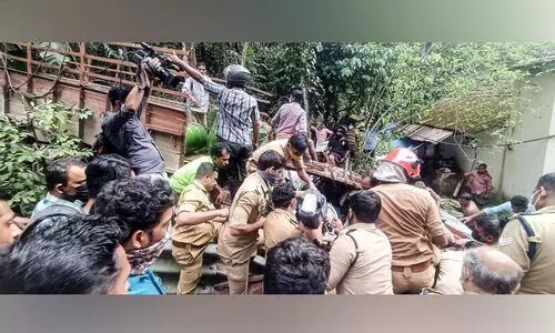 നാടിനെ നടുക്കി അപകടം; രക്ഷാപ്രവർത്തനത്തിന് എത്തിയത് വൻ സന്നാഹം നാടിനെ നടുക്കി അപകടം; രക്ഷാപ്രവർത്തനത്തിന് എത്തിയത് വൻ സന്നാഹം