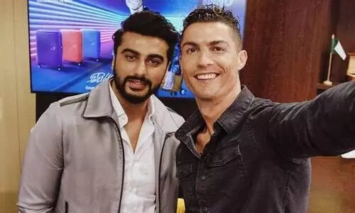 റൊ​ണാൾഡോയെ സെൽഫിയെടുക്കാൻ അർജുൻ കപൂർ നിർബന്ധിച്ചോ; ട്വീറ്റിന് പിന്നിലെ വാസ്തവമെന്ത് ?