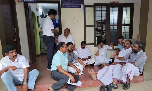 രാഹുല്‍ ഗാന്ധിയുടെ സ്റ്റാഫിന്‍റെ അറസ്റ്റ്; കോൺഗ്രസ് നേതാക്കൾ പൊലീസ് സ്റ്റേഷൻ ഉപരോധിക്കുന്നു