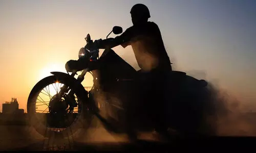 ബൈക്ക് ഓടിക്കുന്നതിനിടെ ഫേസ്ബുക്ക് ലൈവ്; യുവാവ് പിടിയിൽ; ലൈസൻസ് സസ്പെൻഡ് ചെയ്തു