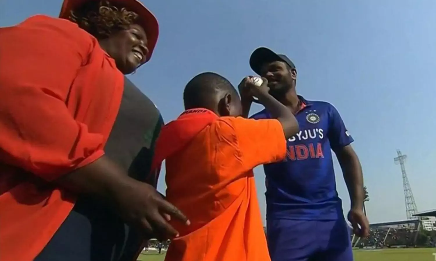 ഹൃദയസ്പർശിയായ അനുഭവം; മത്സരത്തിലെ പന്ത് അർബുദ രോഗിയായ കുട്ടിക്ക് കൈമാറി സഞ്ജു സാംസൺ