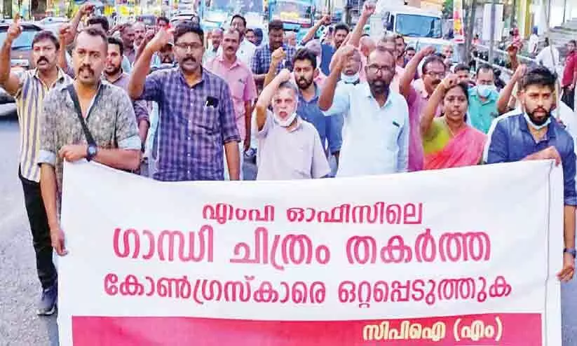 ഗാന്ധി ചിത്രം തകർന്ന സംഭവം; അക്ര​മി​ക​ളെ വെ​ള്ള​പൂ​ശാ​നു​ള്ള ശ്ര​മ​മെ​ന്ന് സി.​പി.​എം