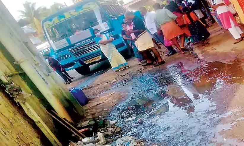 കക്കൂസ് മാലിന്യം ഒഴുകുന്നു, കാഞ്ഞങ്ങാട് ബസ് സ്റ്റാൻഡിൽ, ജനം മൂക്കു പൊത്തണം കക്കൂസ് മാലിന്യം ഒഴുകുന്നു, കാഞ്ഞങ്ങാട് ബസ് സ്റ്റാൻഡിൽ, ജനം മൂക്കു പൊത്തണം