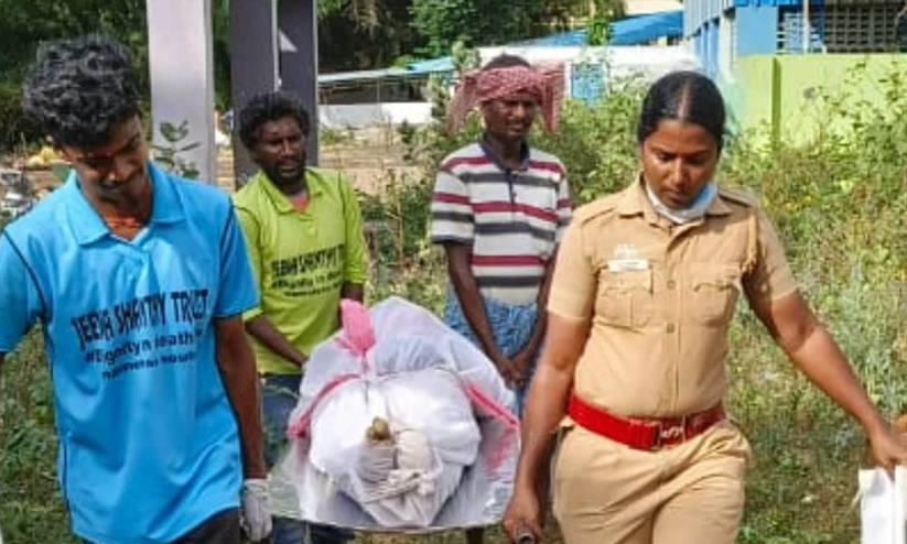 അജ്ഞാത മൃതദേഹങ്ങൾക്ക് അന്ത്യയാത്രയൊരുക്കി പൊലീസ് ഉദ്യോഗസ്ഥ അജ്ഞാത മൃതദേഹങ്ങൾക്ക് അന്ത്യയാത്രയൊരുക്കി പൊലീസ് ഉദ്യോഗസ്ഥ