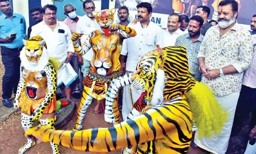 പുലികൾക്ക് മെയ്യെഴുതി സുരേഷ് ഗോപി പുലികൾക്ക് മെയ്യെഴുതി സുരേഷ് ഗോപി