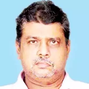 സ്കൂ​ട്ട​റി​ൽ ബ​സി​ടി​ച്ച്​ വി​ല്ലേ​ജ്​ ജീ​വ​ന​ക്കാ​ര​ൻ മ​രി​ച്ചു