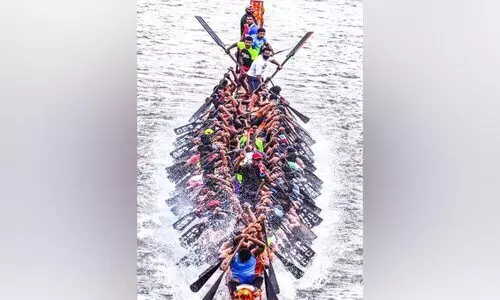 നെഹ്റു ട്രോഫി: ഓളപ്പരപ്പിൽ ആരവമുയർത്താൻ ചുണ്ടൻ വള്ളങ്ങൾ നെഹ്റു ട്രോഫി: ഓളപ്പരപ്പിൽ ആരവമുയർത്താൻ ചുണ്ടൻ വള്ളങ്ങൾ