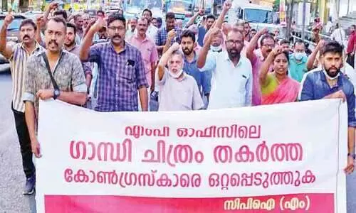 ഗാന്ധി ചിത്രം തകർന്ന സംഭവം; അക്ര​മി​ക​ളെ വെ​ള്ള​പൂ​ശാ​നു​ള്ള ശ്ര​മ​മെ​ന്ന് സി.​പി.​എം