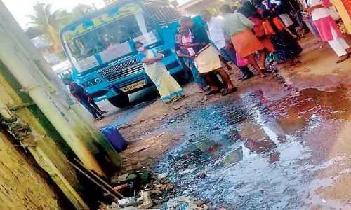 കക്കൂസ് മാലിന്യം ഒഴുകുന്നു, കാഞ്ഞങ്ങാട് ബസ് സ്റ്റാൻഡിൽ, ജനം മൂക്കു പൊത്തണം കക്കൂസ് മാലിന്യം ഒഴുകുന്നു, കാഞ്ഞങ്ങാട് ബസ് സ്റ്റാൻഡിൽ, ജനം മൂക്കു പൊത്തണം