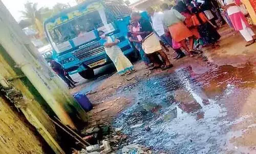 കക്കൂസ് മാലിന്യം ഒഴുകുന്നു, കാഞ്ഞങ്ങാട് ബസ് സ്റ്റാൻഡിൽ, ജനം മൂക്കു പൊത്തണം കക്കൂസ് മാലിന്യം ഒഴുകുന്നു, കാഞ്ഞങ്ങാട് ബസ് സ്റ്റാൻഡിൽ, ജനം മൂക്കു പൊത്തണം