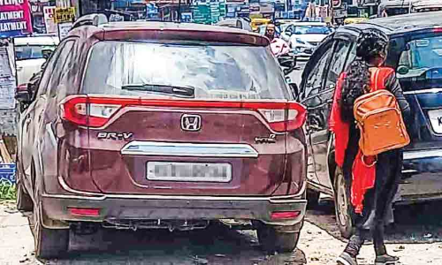 റോഡ് വശത്തെ അനധികൃത പാർക്കിങ്; ബ്രിഡ്ജ് റോഡിൽ കാൽനടക്കാർക്ക് ദുരിതം