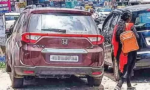 റോഡ് വശത്തെ അനധികൃത പാർക്കിങ്; ബ്രിഡ്ജ് റോഡിൽ കാൽനടക്കാർക്ക് ദുരിതം റോഡ് വശത്തെ അനധികൃത പാർക്കിങ്; ബ്രിഡ്ജ് റോഡിൽ കാൽനടക്കാർക്ക് ദുരിതം