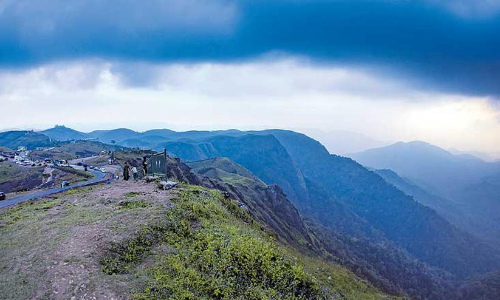 കൊക്കയിൽ വീണ യുവതിയെ രക്ഷപ്പെടുത്തി കൊക്കയിൽ വീണ യുവതിയെ രക്ഷപ്പെടുത്തി