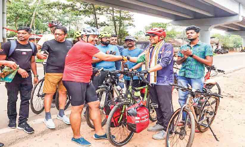 സൈ​ക്കി​ളി​ൽ ല​ണ്ട​നി​ലേ​ക്ക്; ഫാ​യി​സി​ന്​ ആ​ല​പ്പു​ഴ​യി​ൽ വ​ര​വേ​ൽ​പ്