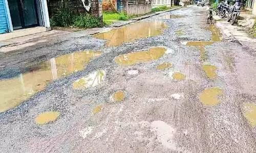 പെ​രി​ങ്ങോ​ട്ടു​ക​ര-അ​ന്തി​ക്കാ​ട് റോ​ഡ് ന​ന്നാ​ക്കി; വീണ്ടും പൊ​ളി​ഞ്ഞു