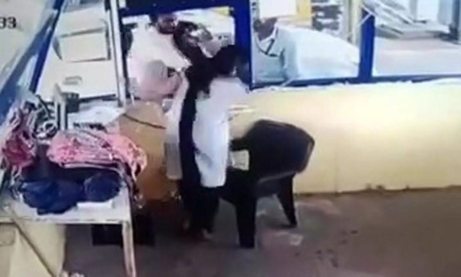 മധ്യപ്രദേശിൽ ടോൾ ബൂത്ത് ജീവനക്കാരിയെ മർദിച്ച് യുവാവ്; കേസെടുത്ത് പൊലീസ്