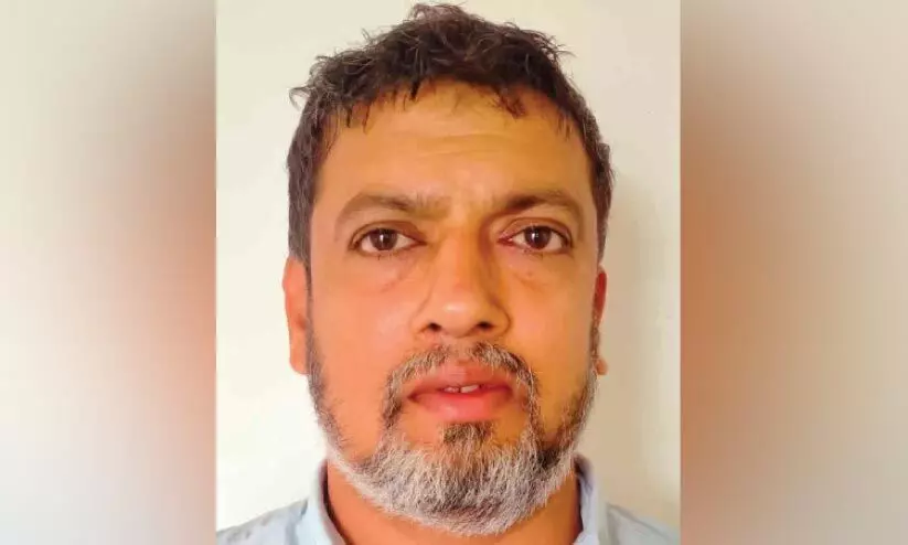 വസ്ത്രത്തിൽ ഒളിപ്പിച്ചുകടത്താന് ശ്രമിച്ച സ്വര്ണമിശ്രിതം പിടികൂടി വസ്ത്രത്തിൽ ഒളിപ്പിച്ചുകടത്താന് ശ്രമിച്ച സ്വര്ണമിശ്രിതം പിടികൂടി