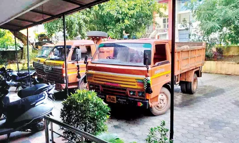 ചാലിയാറിൽ അനധികൃത മണൽകടത്ത്; ആറ് ലോറികൾ പിടികൂടി ചാലിയാറിൽ അനധികൃത മണൽകടത്ത്; ആറ് ലോറികൾ പിടികൂടി