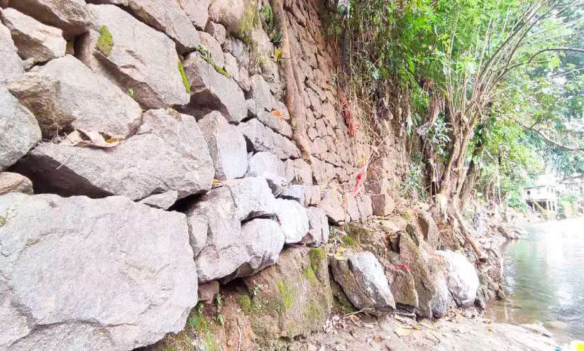 കൂട്ടിക്കൽ ചപ്പാത്തിന്​ സമീപം സംരക്ഷണഭിത്തി അപകടാവസ്ഥയിൽ