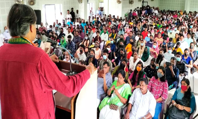 വിദ്യാഭ്യാസ സമ്പ്രദായം നവീകരിക്കണം -ശശി തരൂർ