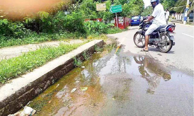 പൈപ്പ് ലൈൻ പൊട്ടി കുടിവെള്ളം പാഴാകുന്നു