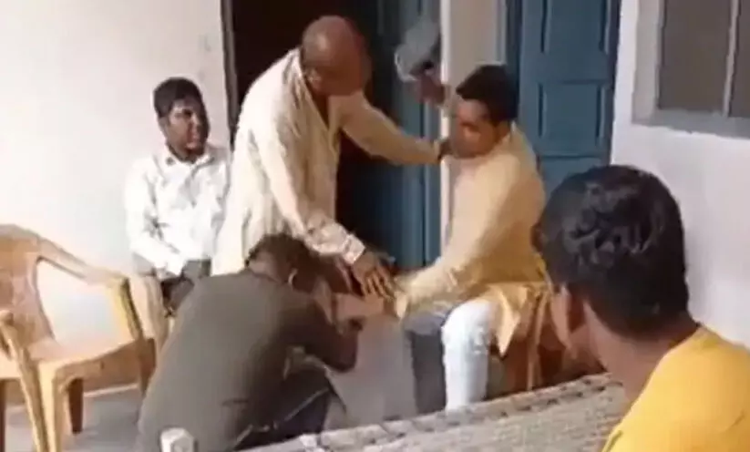 ദളിത് യുവാവിനെ ചെരുപ്പൂരിയടിച്ച ഗ്രാമത്തലവൻ അറസ്റ്റിൽ