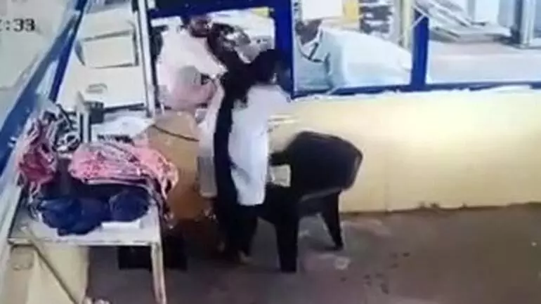 മധ്യപ്രദേശിൽ ടോൾ ബൂത്ത് ജീവനക്കാരിയെ മർദിച്ച് യുവാവ്; കേസെടുത്ത് പൊലീസ് മധ്യപ്രദേശിൽ ടോൾ ബൂത്ത് ജീവനക്കാരിയെ മർദിച്ച് യുവാവ്; കേസെടുത്ത് പൊലീസ്