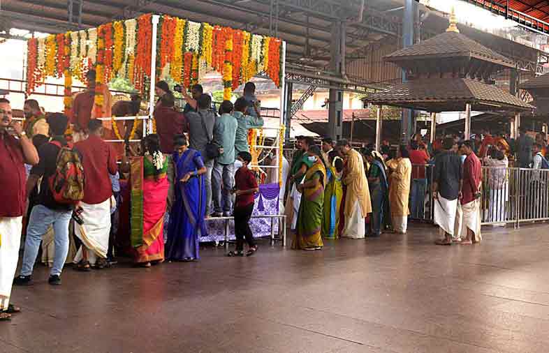 എല്ലാം ചിട്ടയോടെ, ഗുരുവായൂര് സാക്ഷ്യംവഹിച്ചത് 236 വിവാഹങ്ങള്ക്ക് എല്ലാം ചിട്ടയോടെ, ഗുരുവായൂര് സാക്ഷ്യംവഹിച്ചത് 236 വിവാഹങ്ങള്ക്ക്