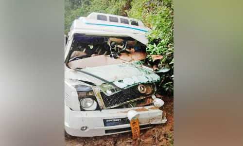 വിനോദ സഞ്ചാരത്തിനെത്തിയവർ സഞ്ചരിച്ച ട്രാവലര്‍ മതിലിലിടിച്ചു; നിരവധിപേര്‍ക്ക് പരിക്ക്