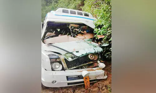 വിനോദ സഞ്ചാരത്തിനെത്തിയവർ സഞ്ചരിച്ച ട്രാവലര്‍ മതിലിലിടിച്ചു; നിരവധിപേര്‍ക്ക് പരിക്ക്