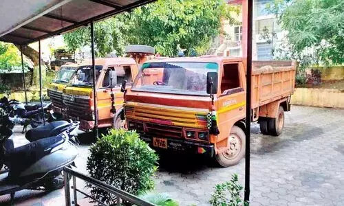 ചാലിയാറിൽ അനധികൃത മണൽകടത്ത്; ആറ് ലോറികൾ പിടികൂടി ചാലിയാറിൽ അനധികൃത മണൽകടത്ത്; ആറ് ലോറികൾ പിടികൂടി