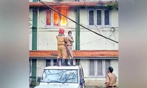 കൊല്ലം കലക്ടറുടെ ഓഫീസിന് തീപിടുത്തം; നശിച്ചത് 13 ലക്ഷത്തിന്റെ ടി.വി, വ്യക്തമാകാതെ ഫയലുകളുടെ വിവരങ്ങൾ കൊല്ലം കലക്ടറുടെ ഓഫീസിന് തീപിടുത്തം; നശിച്ചത് 13 ലക്ഷത്തിന്റെ ടി.വി, വ്യക്തമാകാതെ ഫയലുകളുടെ വിവരങ്ങൾ