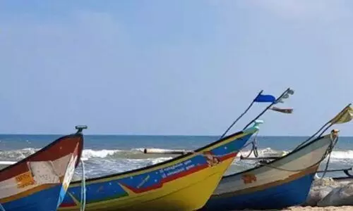 മീൻപിടിത്ത വള്ളം മറിഞ്ഞ് രണ്ടുപേർക്ക് പരിക്ക്