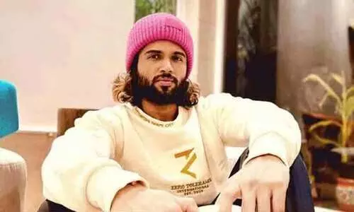 ടീപ്പോയിൽ വിജയ് ദേവരകൊണ്ട കാൽവെച്ചു; ലൈഗറിനെതിരെ ബഹിഷ്കരണാഹ്വാനം ടീപ്പോയിൽ വിജയ് ദേവരകൊണ്ട കാൽവെച്ചു; ലൈഗറിനെതിരെ ബഹിഷ്കരണാഹ്വാനം